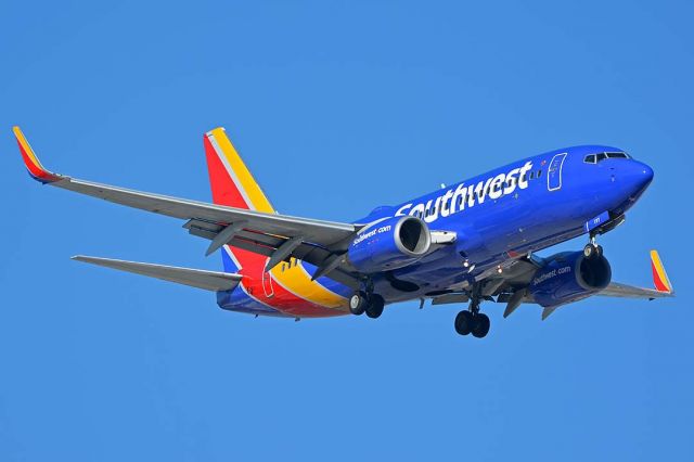 Boeing 737-700 (N777QC)