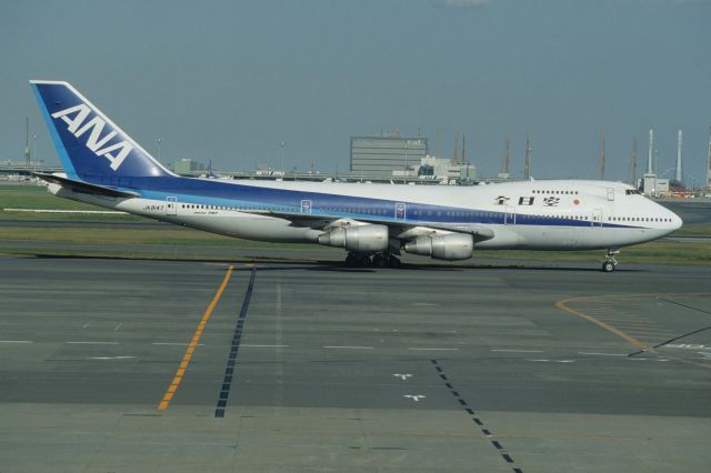 BOEING 747SR (JA8147) - Taxing at Tokyo-Haneda Intl Airport on 1993/10/24