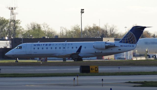 Canadair Regional Jet CRJ-200 (N451AW) - CRJ200 taxiing to the ramp