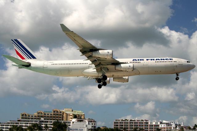 Airbus A340-300 (F-GLZT)