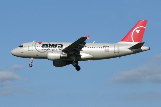 Airbus A319 (N329NB)