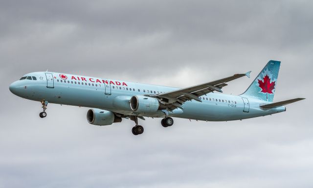 Airbus A321 (C-GIUE)
