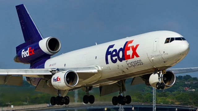 McDonnell Douglas DC-10 (N303FE) - 22 approach.