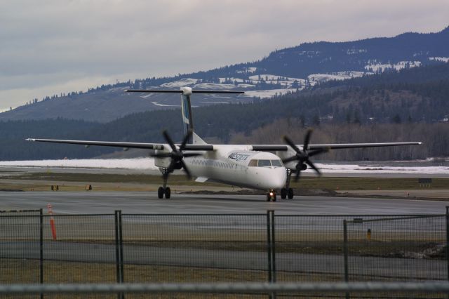 de Havilland Dash 8-400 (C-FOEN) - Encores first Q400