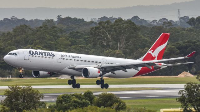 Airbus A330-300 (VH-QPE)