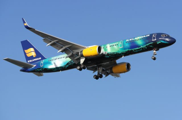 Boeing 757-200 (TF-FIU) - My amazing photo of the Hekla Aurora livery!