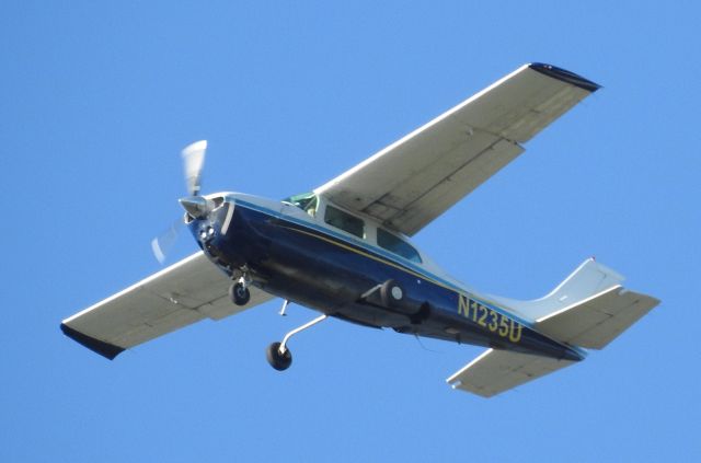 Cessna Skylane (N1235U)