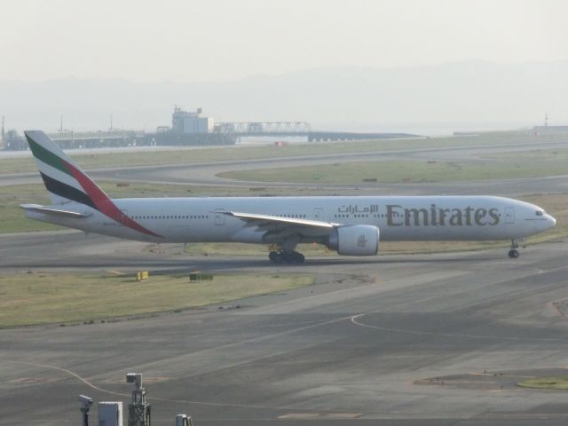 Boeing 777-200 (A6-ECA)