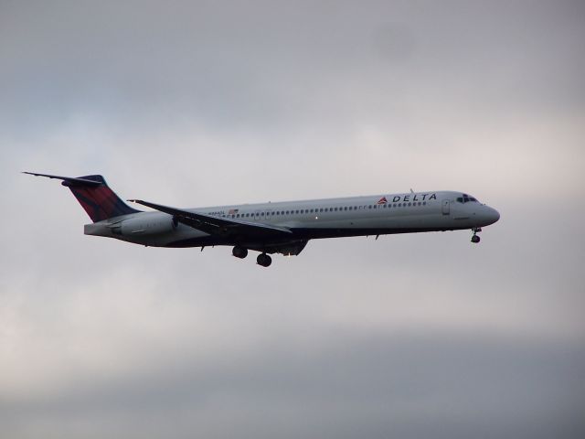 McDonnell Douglas MD-88 (N984DL) - Zoomed-in shot of Delta MD-88, taken from the 9th floor balcony of the Best Western in Hapeville