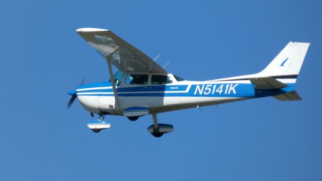 Cessna Skyhawk (N5141K) - On final is this 1980 Cessna Skyhawk 172N in the Autumn of 2020.