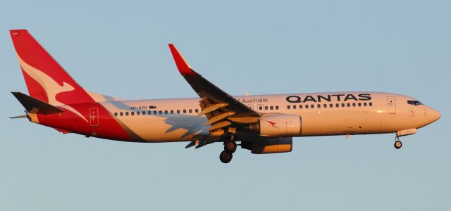 Boeing 737-800 (VH-VYH) - QANTAS, B738 in the new livery approaches YMML.