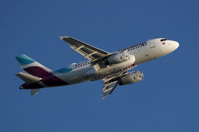 Airbus A319 (D-AGWF) - take off in the late evening at DUS/EDDL, 24.oct.2021