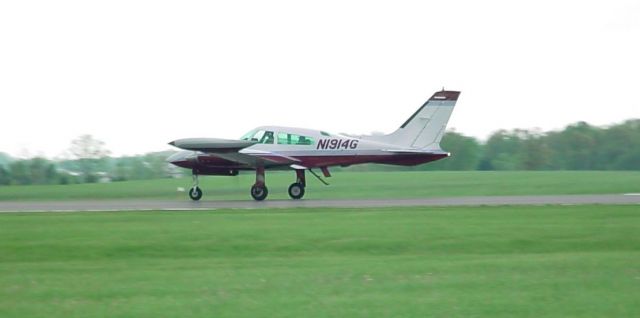 Cessna 310 (N1914G) - Departing 27 on 4/30/09