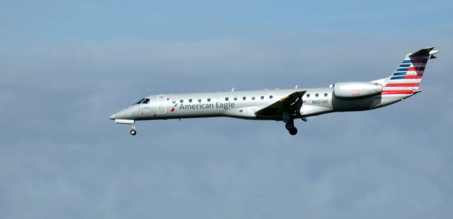 Embraer ERJ-145 (N651AE) - On short final is this 2001 American Airlines Eagle Embraer 145LR in the Autumn of 2022.