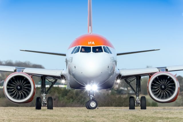 Airbus A320 (G-UZHA)