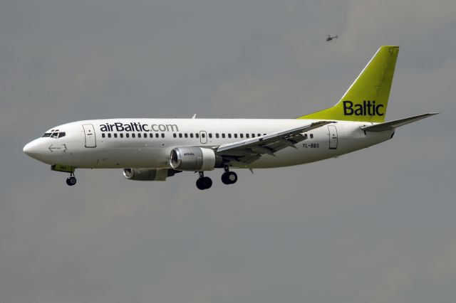 BOEING 737-300 (YL-BBS)