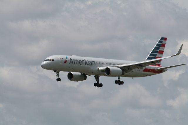 Boeing 757-200 (N175AN)