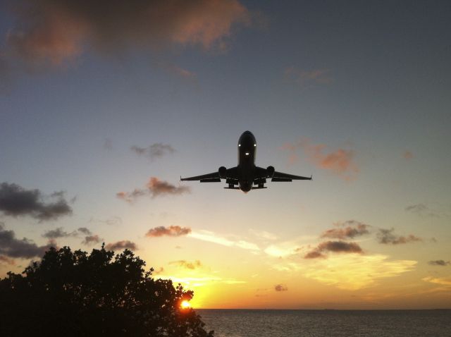 — — - LANDING KLM TOESTEL OP FLAMINGO AIRPORT BONAIRE