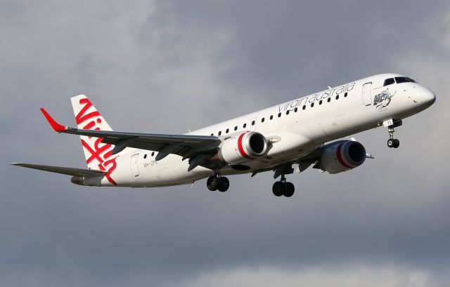 Embraer ERJ-190 (VH-ZPL) - ZPL On final to 25 with an epic backdrop!! Taken from Ross smith ave with a 70-200mm