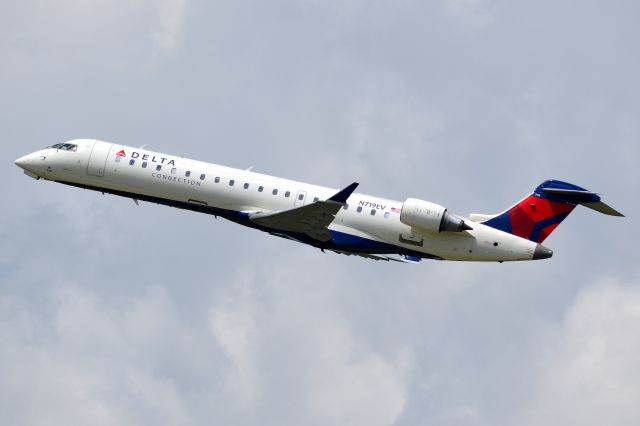 Canadair Regional Jet CRJ-700 (N719EV)