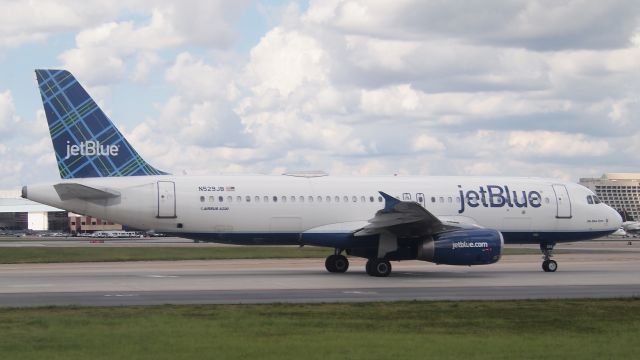 Airbus A320 (N529JB) - "Ole Blue Eyes"