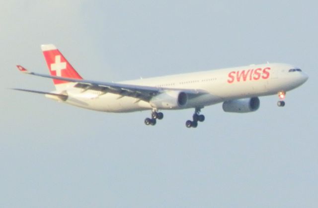 Airbus A330-300 (HB-JHH)