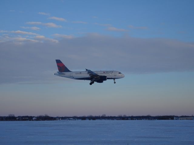 Airbus A319 (N370NB) - December Dusk