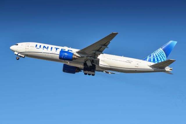 Boeing 777-200 (N796UA)