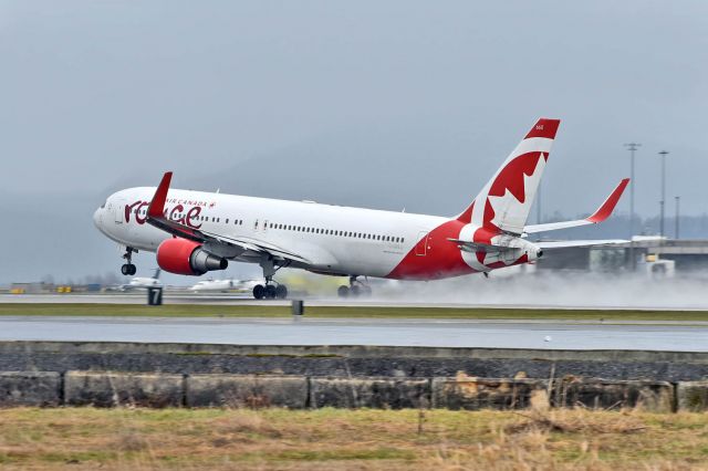 BOEING 767-300 (C-GHLU)