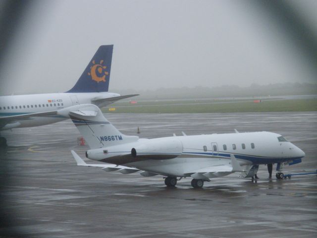 Bombardier Challenger 300 (N866TM)