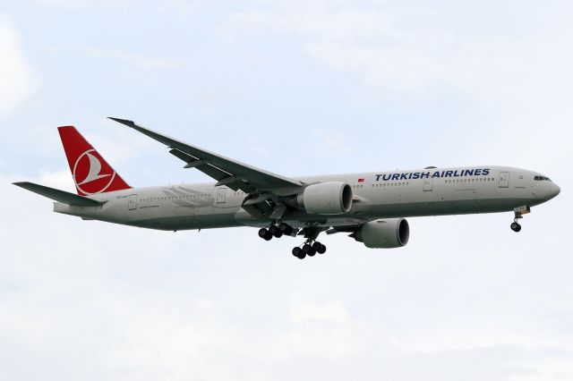 BOEING 777-300 (TC-JJV)