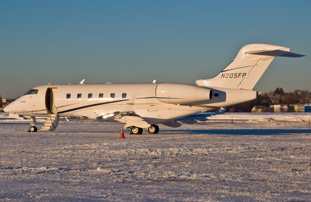 Bombardier Challenger 300 (N205FP) - Red Cloud @ Signature ramp -2nd ever upload of N205FP on FlightAware.Com 