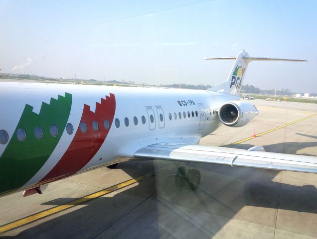 Fokker 100 (CS-TPA) - Porto - Brussels flight awaiting departure.