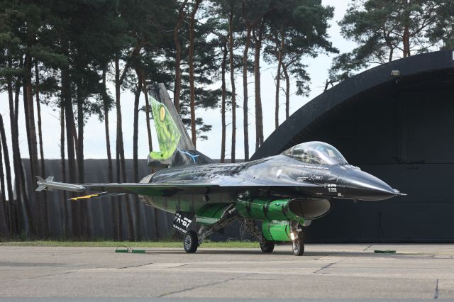 Lockheed F-16 Fighting Falcon (SFR87) - 20230831 Belgian demopilot VRIESKE prepares for his flight in the 'Dream Viper' at Kleine-Brogel AB