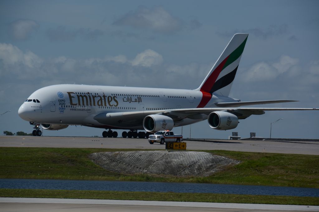 Airbus A380-800 (A6-EOM)