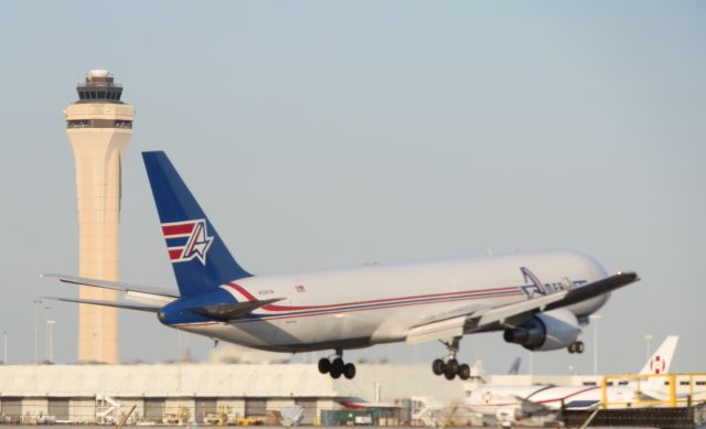 BOEING 767-300 (N319CM)