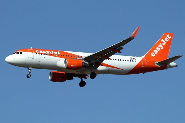 Airbus A320 (OE-IZH) - 31/08/2019:  Flight from Bordeaux, duration of 04h13m, on landing path to runway 30.