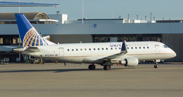 Embraer 175 (N723YX)