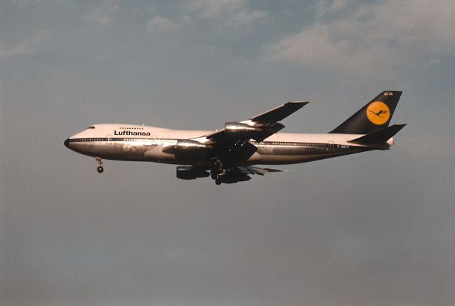 Boeing 747-200 (D-ABZH) - Final Approach Narita Intl Airport Rwy34 on 1988/02/07