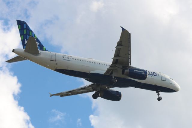 Airbus A320 (N585JB) - Landing Runway: 27L. IFR. Squawk 7105. Operating as "Jet Blue" JBU105/B6105 on 9/04/2018