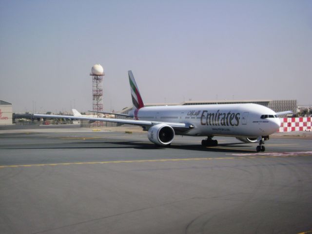 Boeing 777-200 (A6-ECI) - Taxiing at DXB on 30 October 2011. 