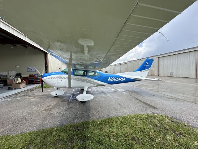 Cessna Skylane (N695PM) - 605 PM looking stunning on the ramp at Scott Macdonald Aircraft Sales, 1979 182 Q