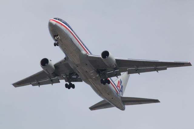 BOEING 767-200 (N322AA)