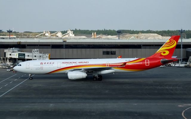 Airbus A330-300 (B-LNU) - Taxing at NRT (2016/10/26)