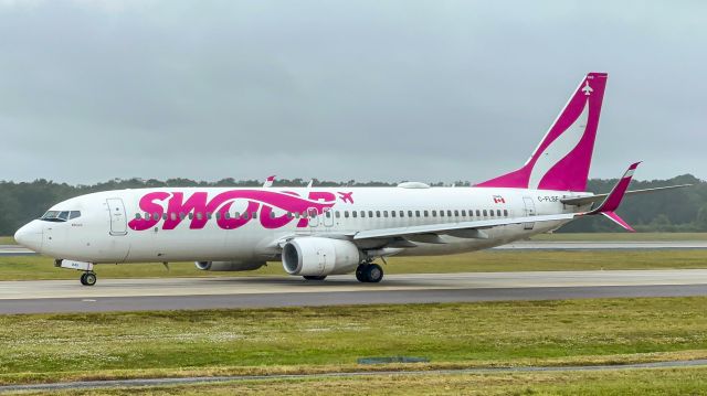 Boeing 737-800 (C-FLSF) - Rare Boeing 737-800 spotted at Tampa in some bad weather. 