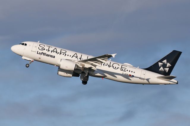 Airbus A320 (D-AIZM) - LH2501 to Munich with the recently repainted D-AIZM