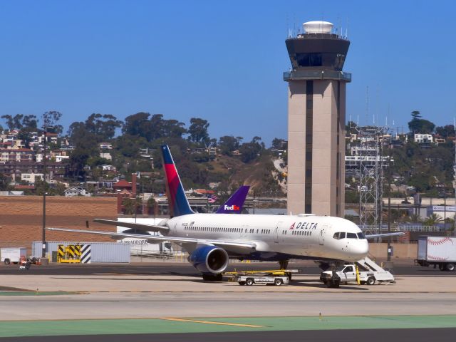 Boeing 757-200 (N652DL) - Delta Air Lines Boeing 757-232 N652DL in San Diego 