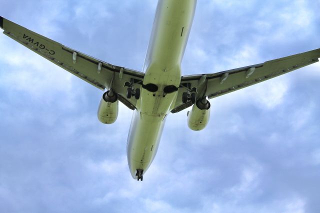 Boeing 737-700 (C-GVWA)