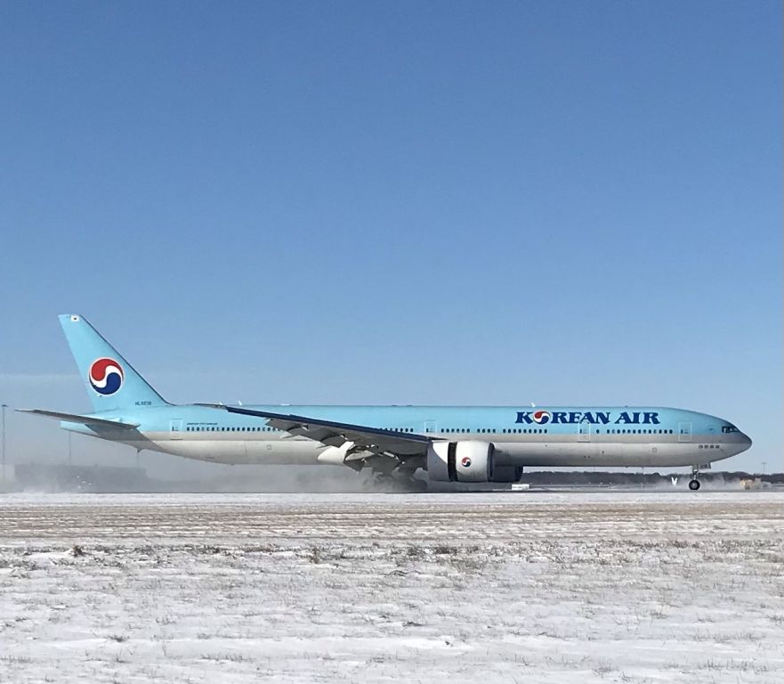 BOEING 777-300 (HL8218) - Runway 1 arrival! 1/23/22.