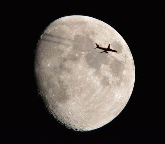 Boeing 757-200 (N951FD) - This is Fed Ex Flight 1316 a Boeing 757-2 Syracuse to Memphis just south of Cleveland at 38,000 ft. 510 mph passing the Moon. 07.12.19.